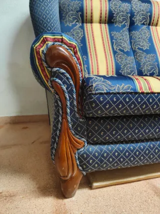 Sofá vintage azul y dorado