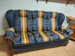 Sofá vintage azul y dorado