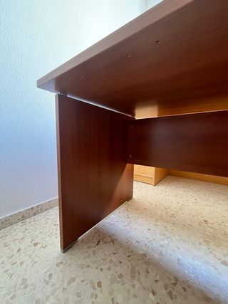 Escritorio de madera 140x80x73 cm.