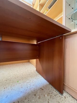 Escritorio de madera 140x80x73 cm.