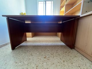 Escritorio de madera 140x80x73 cm.
