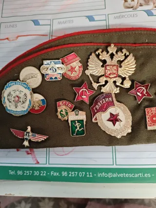 Gorro militar con distintivos