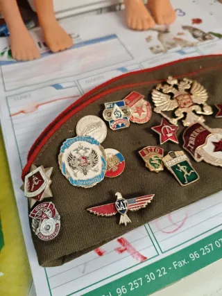 Gorro militar con distintivos