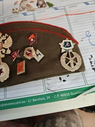 Gorro militar con distintivos