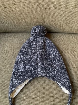 Gorro gris con pompones