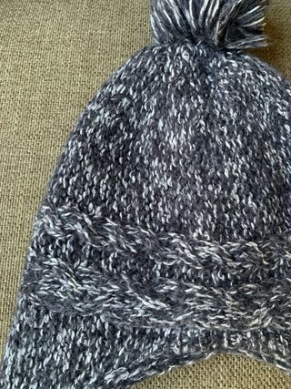Gorro gris con pompones