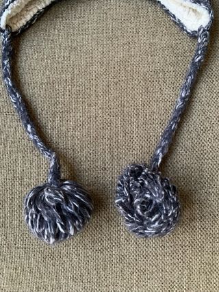 Gorro gris con pompones