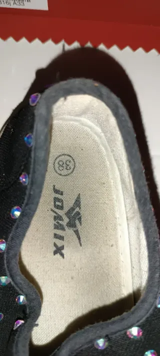 Scarpe da ginnastica nere con lacci rosa