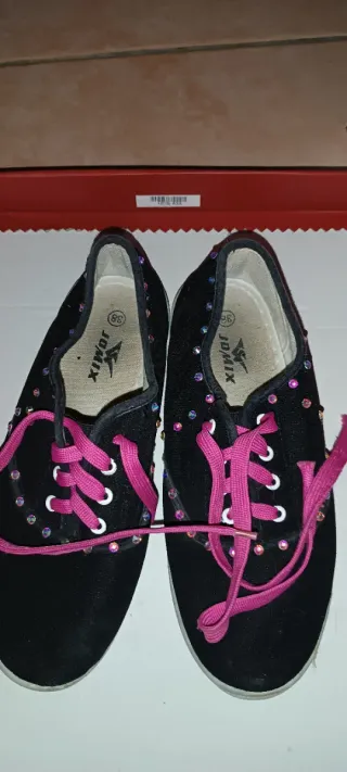 Scarpe da ginnastica nere con lacci rosa