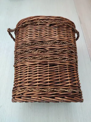 Cesto de mimbre ovalado con tapa