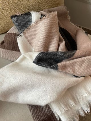 Bufanda cuadros beige, blanco y marrón