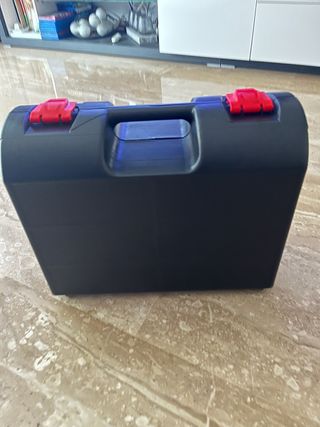 Maletín negro con asa y cierres rojos