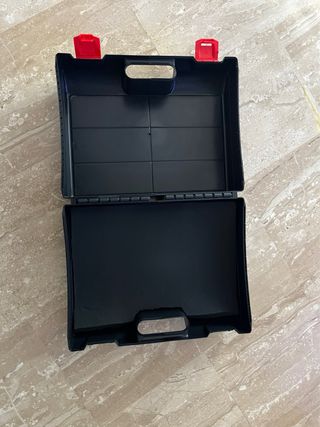 Maletín negro con asa y cierres rojos