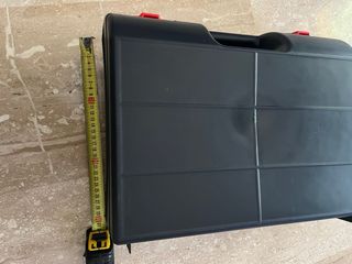 Maletín negro con asa y cierres rojos