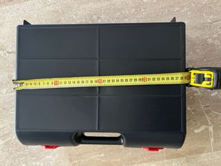 Maletín negro con asa y cierres rojos