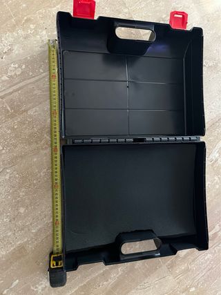 Maletín negro con asa y cierres rojos