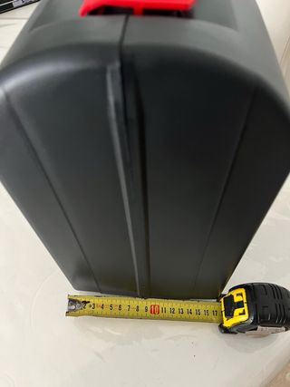 Maletín negro con asa y cierres rojos