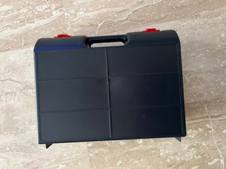 Maletín negro con asa y cierres rojos