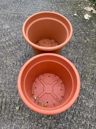 Maceta de plástico marrón