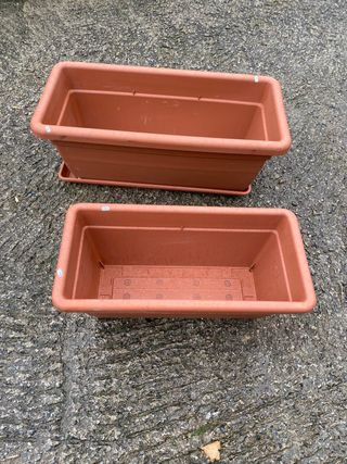 Maceta de plástico marrón