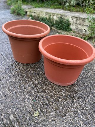 Maceta de plástico marrón