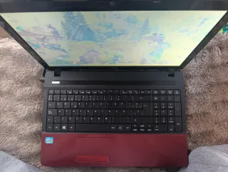 Ordenador portátil Acer rojo