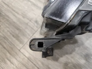 Faro Delantero Derecho Toyota Hilux y rejilla.