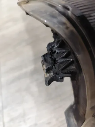 Faro Delantero Derecho Toyota Hilux y rejilla.