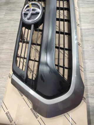 Faro Delantero Derecho Toyota Hilux y rejilla.