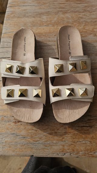 Sandalias Hush Puppies Beige y Doradas Talla 38
