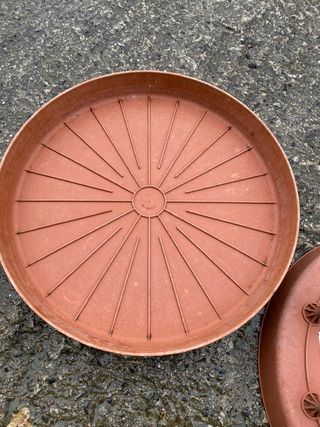 Plato redondo de plastico con ruedas para macetas