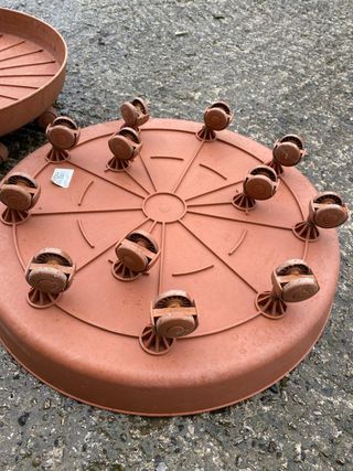 Plato redondo de plastico con ruedas para macetas