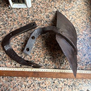 Arado antiguo de hierro piezas forjadas de fragua