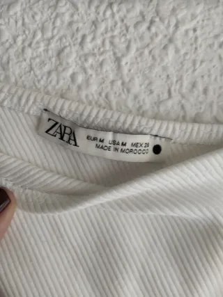 Top asimétrico ZARA blanco y negro