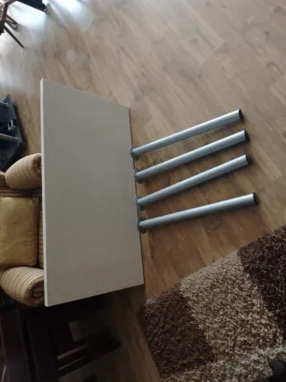 Mesa de escritorio blanca y patas plateadas