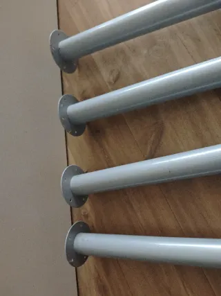 Mesa de escritorio blanca y patas plateadas