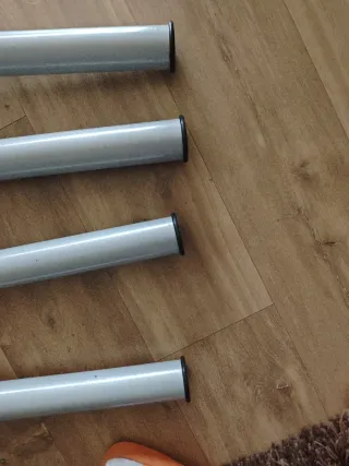 Mesa de escritorio blanca y patas plateadas