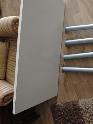 Mesa de escritorio blanca y patas plateadas