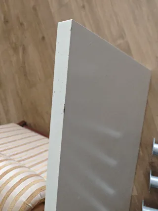 Mesa de escritorio blanca y patas plateadas