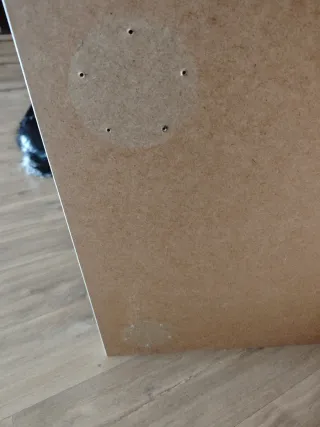 Mesa de escritorio blanca y patas plateadas