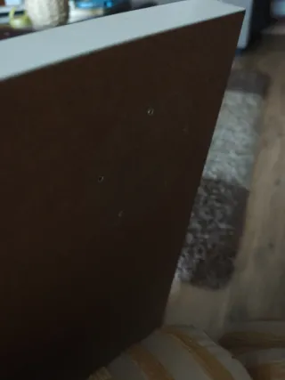 Mesa de escritorio blanca y patas plateadas