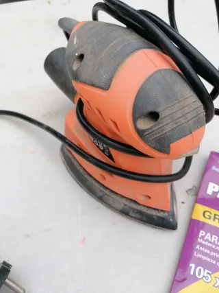 Lijadora eléctrica naranja con papel de lija