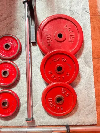 Banco musculación con pesas y barras