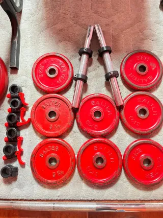 Banco musculación con pesas y barras