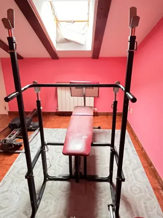 Banco musculación con pesas y barras