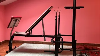Banco musculación con pesas y barras