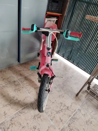 Bicicleta infantil rosa con asiento trasero