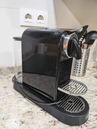 Cafetera DeLonghi Cápsulas Negra