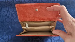 Cartera de piel con diseño floral