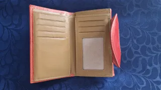 Cartera de piel con diseño floral